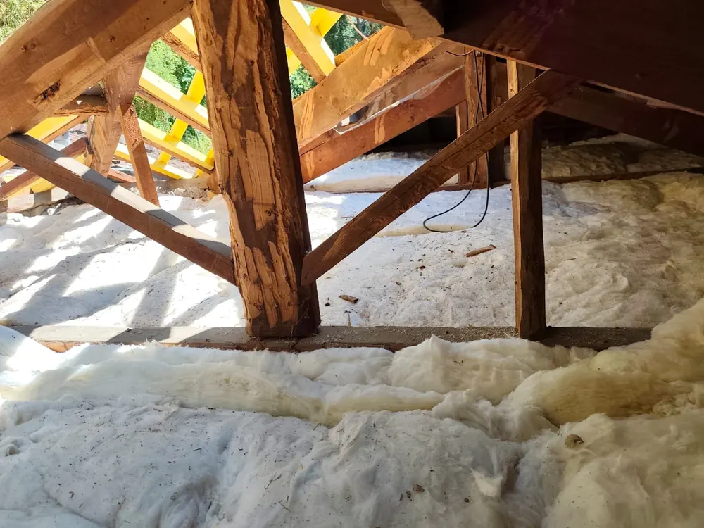 Isolation de combles perdus sous une charpente en bois