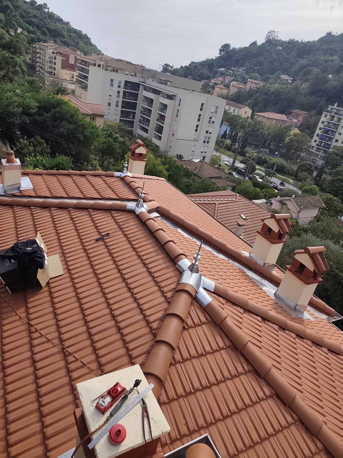 Toiture en tuiles neuves avec faîtages et solins en zinc après rénovation